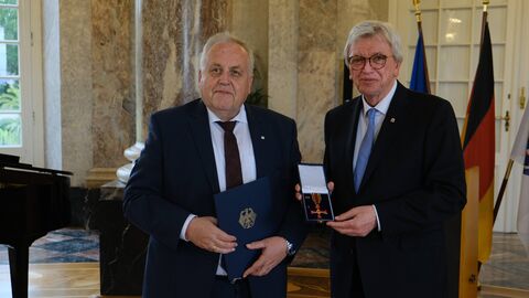 Dr. Hans Heuser aus Mücke bekam von Ministerpräsident Volker Bouffier das Verdienstkreuz am Bande des Verdienstordens der Bundesrepublik Deutschland überreicht.