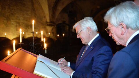 Bundespräsident Frank-Walter Steinmeier und Ministerpräsident Volker Bouffier tragen sich in das Gästebuch ein.