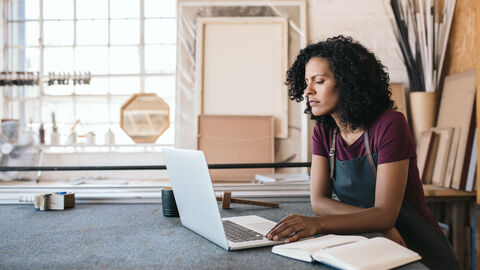 Eine Frau arbeitet an ihrem Laptop