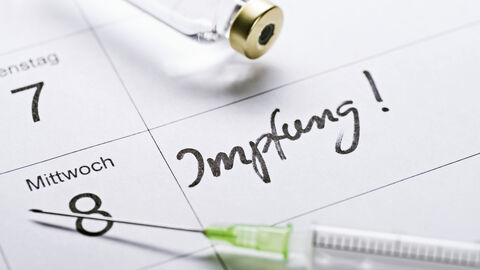 Kalender mit Impfung-Hinweis und Spritze