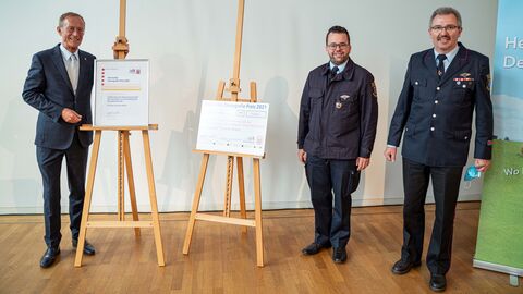 Staatsminister Axel Wintermeyer ehrt Tobias Schork und Norbert Kohl