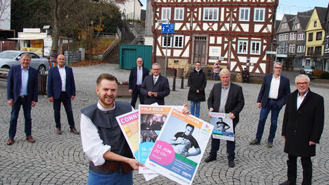 Freuen sich auf den Hessentag 2022: Felix Hofmann (im Vordergrund), Sieghard Thomas, Stephan Pittner (Geschäftsführung CLOOS), Andreas Rompf (Fachdienst Öffentlichkeitsarbeit), Bürgermeister Mario Schramm, Sonja Waldschmidt (Fachdienst Öffentlichkeitsarbeit), Ausschuss-Vorsitzender Matthias Hain, Hessentagsbeauftragter Oliver Thielmann und der Stadtverordnetenvorsteher Bernd Seipel (von links). 