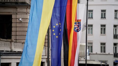 Trauerbeflaggung vor der Staatskanzlei wegen Angriff auf Ukraine