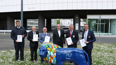 Innenminister Peter Beuth überreicht den Förderbescheid an die Hilfsorganisationen im Hessischen Katastrophenschutz 