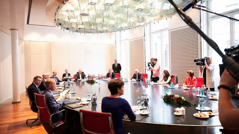 Der neue Ministerpräsident Boris Rhein und seine Kabinettsmitglieder.