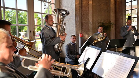 Nach rund zwölf Jahren legt der dienstälteste Regierungschef, Ministerpräsident Volker Bouffier, morgen im Hessischen Landtag sein Amt nieder. Heute Abend wurde er mit einer feierlichen Serenade im Wiesbadener Schloss Biebrich verabschiedet. Unter den Gästen waren viele politische Weggefährten und Freunde des Ministerpräsidenten sowie Vertreter der Kirchen, der Medien, aus der Wirtschaft, dem Sport und der Gesellschaft.