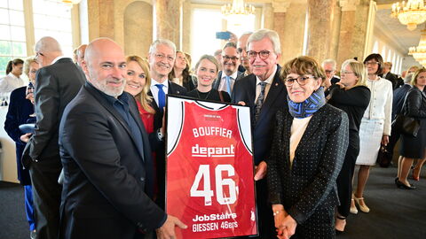 Nach rund zwölf Jahren legt der dienstälteste Regierungschef, Ministerpräsident Volker Bouffier, morgen im Hessischen Landtag sein Amt nieder. Heute Abend wurde er mit einer feierlichen Serenade im Wiesbadener Schloss Biebrich verabschiedet. Unter den Gästen waren viele politische Weggefährten und Freunde des Ministerpräsidenten sowie Vertreter der Kirchen, der Medien, aus der Wirtschaft, dem Sport und der Gesellschaft.