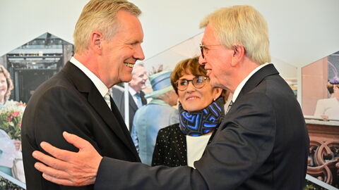 Nach rund zwölf Jahren legt der dienstälteste Regierungschef, Ministerpräsident Volker Bouffier, morgen im Hessischen Landtag sein Amt nieder. Heute Abend wurde er mit einer feierlichen Serenade im Wiesbadener Schloss Biebrich verabschiedet. Unter den Gästen waren viele politische Weggefährten und Freunde des Ministerpräsidenten sowie Vertreter der Kirchen, der Medien, aus der Wirtschaft, dem Sport und der Gesellschaft.