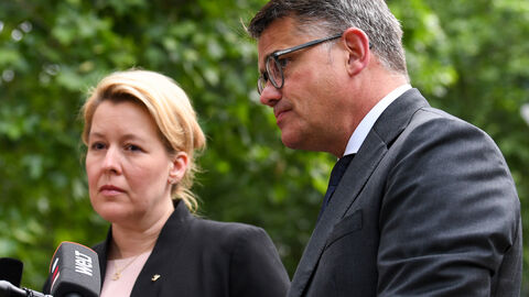 Ministerpräsident Boris Rhein und die Regierende Bürgermeisterin von Berlin Franziska Giffey haben am Donnerstagabend am Tatort Blumen für die Opfer der Todesfahrt in Berlin niedergelegt.