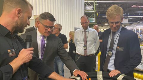 Von links nach rechts: Sebastian Weyand, Leiter Industrial Fluid Solutions, stellv. Werkleiter CTS, Ministerpräsident Boris Rhein und ganz rechts Philip Nelles, Mitglied des Vorstands
