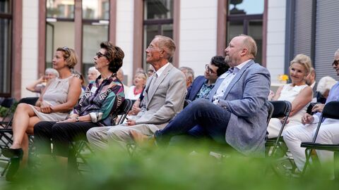 Der Chef der Staatskanzlei, Staatsminister Axel Wintermeyer, hat den Verein Camerata Nuova, der sich der Förderung des Musiktheaters verschrieben hat, in der Hessischen Staatskanzlei empfangen.