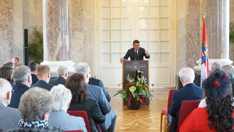 Hessens Ministerpräsident Boris Rhein sprach beim 9. Hessischen Gedenktag für die Opfer von Flucht, Vertreibung und Deportation sowie dem „Tag der Heimat“ im Wiesbadener Schloss Biebrich.