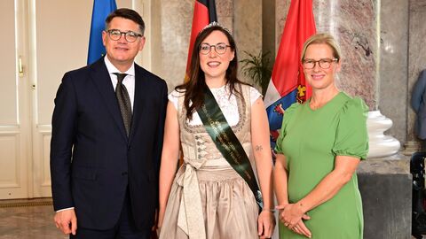 Ministerpräsident Boris Rhein mit seiner Frau Tanja Raab-Rhein und die Niederhöchstädter Apfelkönigin Johanna I.; Johanna Gorzel