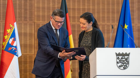 Ministerpräsident Boris Rhein übergibt Wilhelm-Leuschner-Medaille stellvertretend an Fritz Bauers Großnichte Marit Tiefenthal. 