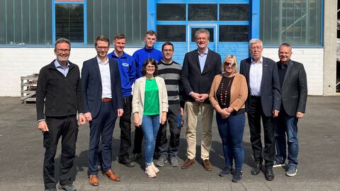 Engagiert für Handwerk und duale Berufsausbildung (v.l.n.r.): Holger Domaschka (Senior-Chef), Michael Ruhl MdL, Till Schneider (Dachdecker-Geselle), Eilin Domaschka (Buchhaltung), Justin Opitz (Auszubildender), Lukas Domaschka (Junior-Chef), Staatssekretär Dr. Martin Worms, Gabriele Domaschka (Prokuristin), Bernhard Mundschek (Hauptgeschäftsführer Handwerkskammer Wiesbaden) und Lothar Pietsch (Stadtrat Lauterbach)