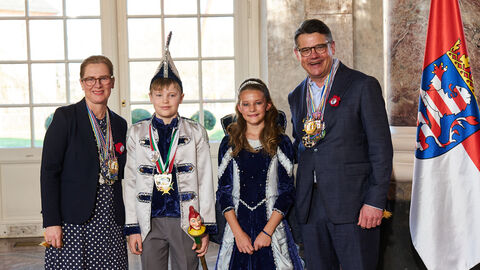 Ministerpräsident Boris Rhein und seine Frau Tanja Raab-Rhein empfangen im Schloss Biebrich in Wiesbaden Kinderprinz Jaxon I. und Kinderprinzessin Anna I. vom Karnevalverein „Gräilau" Griedel 1952 e.V.; Jaxon Richter, Anna Boller