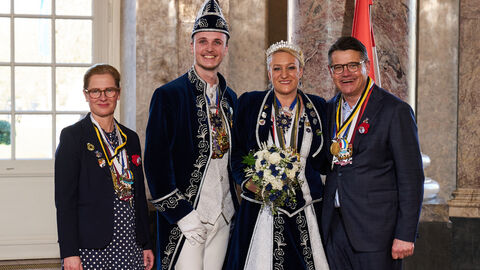 Ministerpräsident Boris Rhein und seine Frau Tanja Raab-Rhein empfangen im Schloss Biebrich in Wiesbaden das Prinzenpaar der Stadt Dreieich, Prinz Florian I. und Prinzessin Norma I. vom KV Die Bremser e.V.; Florian und Norma Ebert  