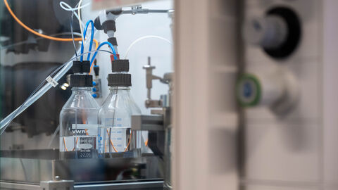 Zwei chemische Gefäße stehen in einem Labor