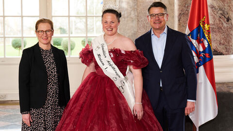 Ministerpräsident Boris Rhein empfängt gemeinsam mit seiner Frau Tanja Raab-Rhein die Odenwälder Apfelkönigin Miriam I. im Wiesbadener Schloss Biebrich; Miriam Kurz-Rosenberger. 