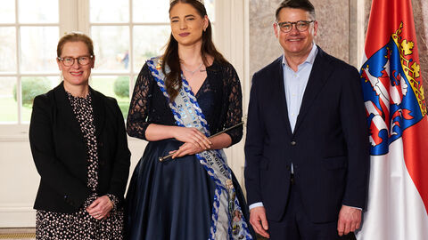 Ministerpräsident Boris Rhein empfängt gemeinsam mit seiner Frau Tanja Raab-Rhein die Goldsteiner Rosenkönigin Selina I. im Wiesbadener Schloss Biebrich; Selina Orlow.