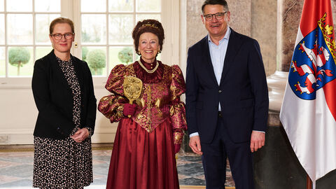 Ministerpräsident Boris Rhein empfängt gemeinsam mit seiner Frau Tanja Raab-Rhein Frau Königin Mariéle Syllwasschy aus der Brüder-Grimm-Stadt Steinau an der Straße im Wiesbadener Schloss Biebrich.