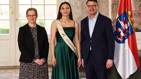 Ministerpräsident Boris Rhein empfängt gemeinsam mit seiner Frau Tanja Raab-Rhein Schwalbenkönigin Ilay I. aus Bad Schwalbach im Wiesbadener Schloss Biebrich; Ilay Is.