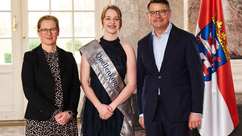 Ministerpräsident Boris Rhein empfängt gemeinsam mit seiner Frau Tanja Raab-Rhein Quellenkönigin Lara Köhl aus Bad Salzschlirf im Wiesbadener Schloss Biebrich.