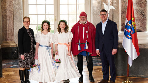 Ministerpräsident Boris Rhein empfängt gemeinsam mit seiner Frau Tanja Raab-Rhein den Dietemann und die Biedermeiermädchen aus Eschwege im Wiesbadener Schloss Biebrich; Edmund Rohrbeck, Megan und Maleen Weck.  