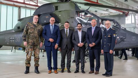 Von links nach rechts: Brigadegeneral Bernd Stöckmann, Bernd Neumann, Präsident Landesamt für Verfassungsschutz Hessen, Ministerpräsident Boris Rhein, stellv. Ministerpräsident Kaweh Mansoori, Innenminister Roman Poseck und Robert Schäfer, Landespolizeipräsident vor Militärflugzeug