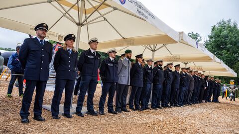 Mehrere Menschen stehen in einer Reihe. 