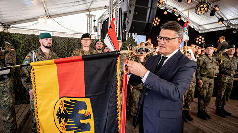 Hessens Ministerpräsident Boris Rhein verleiht das „Fahnenband des Hessischen Ministerpräsidenten“ an das Heimatschutzregiment 5.