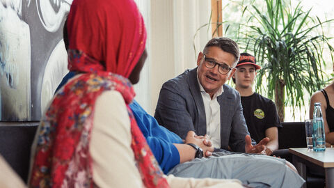 Eine Gesprächssituation zwischen zwei Personen.