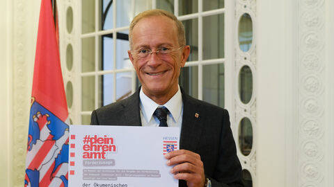 CdS Axel Wintermeyer mit einem Förderbescheid