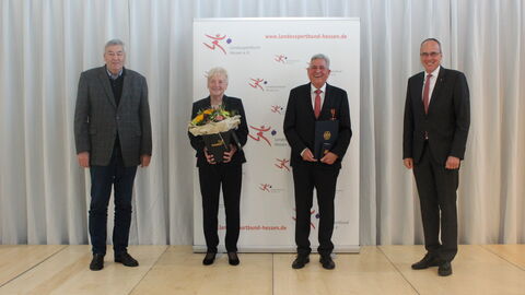 Dr. Rolf Müller (lsb h-Präsident), Luise Meister (Ehefrau), Verdienstkreuzträger Helmut Meister und Minister Peter Beuth