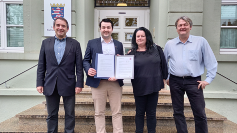 Kultusminister Lorz überreicht 13.000 Euro an die „Roten Herolde Wiesbaden“