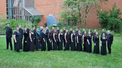 Landesjugendchor posiert in feierlicher, schwarzer Kleidung für ein Bild.