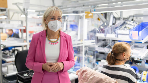 Digitalministerin Kristina Sinemus informiert sich bei CRS Medical in Aßlar über das gemeinsame Forschungsprojekt mit der Uni Siegen und der mbder GmbH: Künstliche Intelligenz bei Rettungseinsätzen.