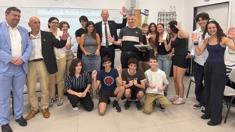 Minister Schwarz mit einer Gruppe von Schülern und Lehrern in einem Klassenraum